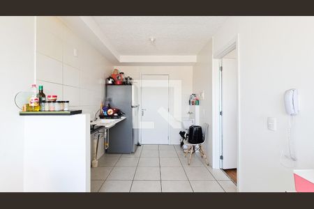 Sala / Cozinha de apartamento para alugar com 1 quarto, 26m² em Jardim Itacolomi, São Paulo