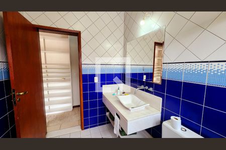 Casa de condomínio à venda com 400m², 6 quartos e 4 vagas Casa de condomínio à venda com 400m², 6 quartos e 4 vagasBanheiro da Suíte 2