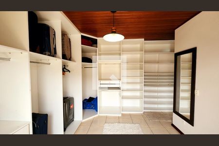 Casa de condomínio à venda com 400m², 6 quartos e 4 vagas Casa de condomínio à venda com 400m², 6 quartos e 4 vagasQuarto 2 - Suíte