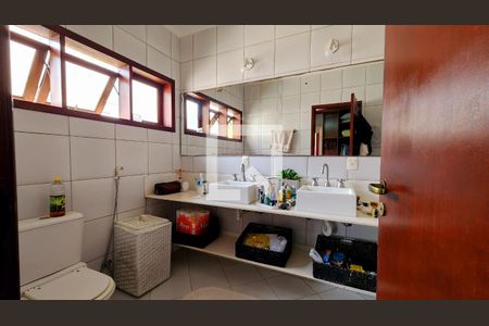 Casa de condomínio à venda com 400m², 6 quartos e 4 vagas Casa de condomínio à venda com 400m², 6 quartos e 4 vagasBanheiro da Suíte 3