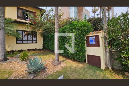 Casa de condomínio à venda com 400m², 6 quartos e 4 vagas Casa de condomínio à venda com 400m², 6 quartos e 4 vagasFachada