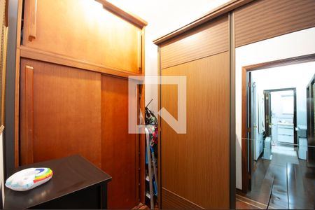 Casa à venda com 530m², 5 quartos e 8 vagas Casa à venda com 530m², 5 quartos e 8 vagasCloset do quarto 1 Suíte