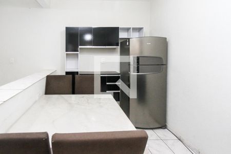 Cozinha de casa para alugar com 1 quarto, 50m² em Jardim Teresa, São Paulo