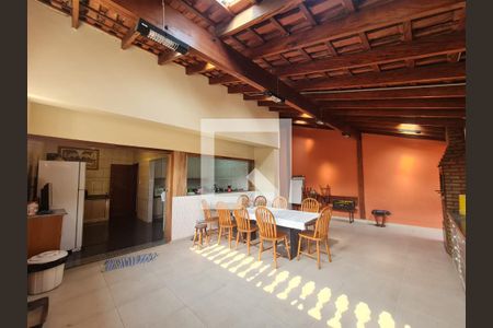 Casa à venda com 315m², 4 quartos e 4 vagas Casa à venda com 315m², 4 quartos e 4 vagasCozinha e Area Gourmet