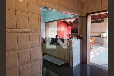 Casa à venda com 315m², 4 quartos e 4 vagas Casa à venda com 315m², 4 quartos e 4 vagasCozinha e Area Gourmet