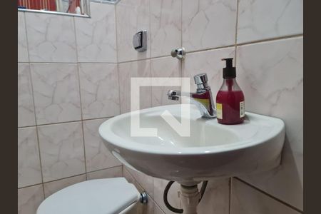 Casa à venda com 315m², 4 quartos e 4 vagas Casa à venda com 315m², 4 quartos e 4 vagasBanheiro social