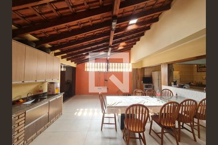 Casa à venda com 315m², 4 quartos e 4 vagas Casa à venda com 315m², 4 quartos e 4 vagasCozinha e Area Gourmet