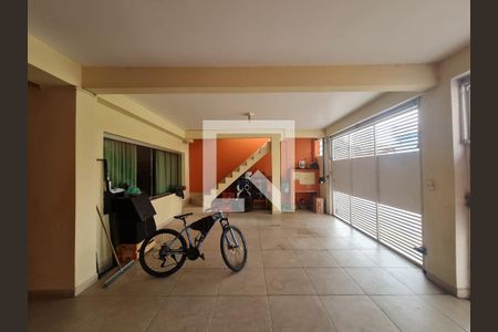 Casa à venda com 315m², 4 quartos e 4 vagas Casa à venda com 315m², 4 quartos e 4 vagasGaragem
