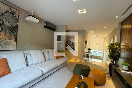 Sala de TV de casa de condomínio à venda com 3 quartos, 590m² em Alphaville, Santana de Parnaíba