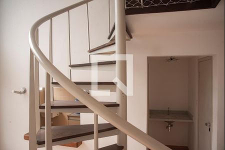 Aceso ao piso superior de apartamento à venda com 1 quarto, 50m² em Vila Clementino, São Paulo