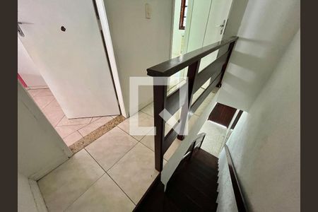 Escada/corredor de casa de condomínio para alugar com 2 quartos, 80m² em Pechincha, Rio de Janeiro