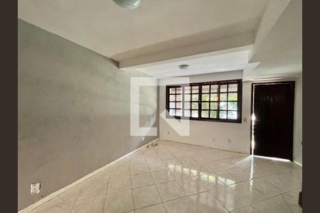 Sala de casa de condomínio para alugar com 2 quartos, 80m² em Pechincha, Rio de Janeiro