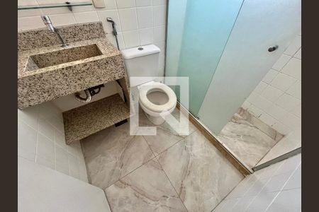 Banheiro da suíte 1 de casa de condomínio para alugar com 2 quartos, 80m² em Pechincha, Rio de Janeiro