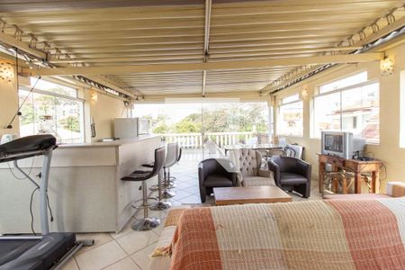 Casa à venda com 201m², 4 quartos e 4 vagas Casa à venda com 201m², 4 quartos e 4 vagasÁrea comum da casa