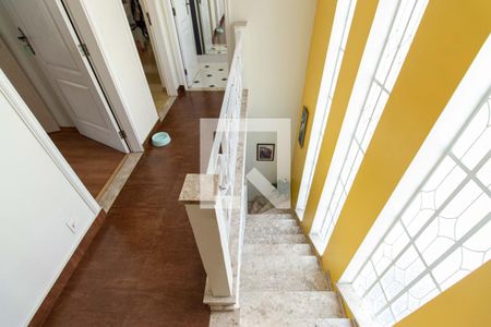 Casa à venda com 201m², 4 quartos e 4 vagas Casa à venda com 201m², 4 quartos e 4 vagasCorredor e escadas