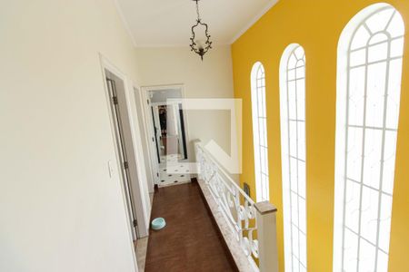 Casa à venda com 201m², 4 quartos e 4 vagas Casa à venda com 201m², 4 quartos e 4 vagasCorredor e escadas