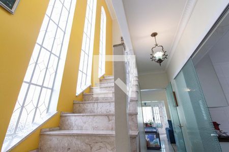 Casa à venda com 201m², 4 quartos e 4 vagas Casa à venda com 201m², 4 quartos e 4 vagasEscadas