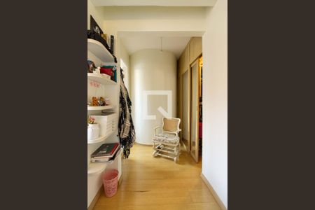 Casa à venda com 201m², 4 quartos e 4 vagas Casa à venda com 201m², 4 quartos e 4 vagasCloset da suíte 2