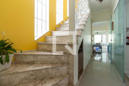 Casa à venda com 201m², 4 quartos e 4 vagas Casa à venda com 201m², 4 quartos e 4 vagasCorredor e escadas