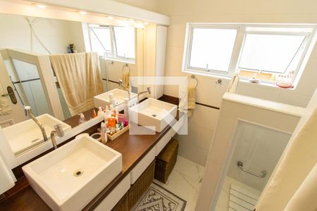 Casa à venda com 201m², 4 quartos e 4 vagas Casa à venda com 201m², 4 quartos e 4 vagasBanheiro da Suíte 1