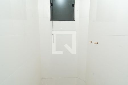 Banheiro de kitnet/studio para alugar com 1 quarto, 35m² em Califórnia, Belo Horizonte