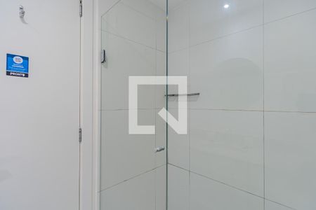 Banheiro de kitnet/studio para alugar com 1 quarto, 28m² em Partenon, Porto Alegre