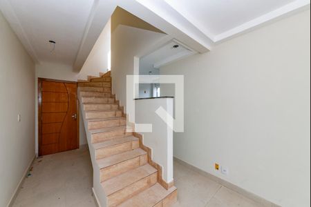 Escada de apartamento para alugar com 2 quartos, 110m² em Cinquentenario, Belo Horizonte