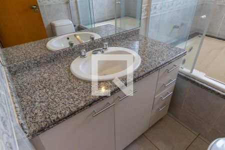 Banheiro da suíte de apartamento à venda com 3 quartos, 130m² em Mansões Santo Antônio, Campinas