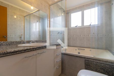 Banheiro da suíte de apartamento à venda com 3 quartos, 130m² em Mansões Santo Antônio, Campinas