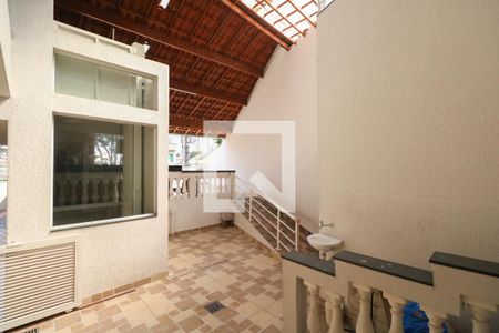 Casa à venda com 330m², 4 quartos e 3 vagas Casa à venda com 330m², 4 quartos e 3 vagasÁrea comum