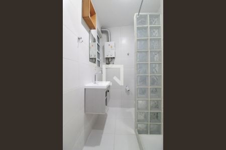 Banheiro social de kitnet/studio para alugar com 1 quarto, 30m² em Copacabana, Rio de Janeiro