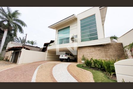 Casa de condomínio à venda com 492m², 4 quartos e 6 vagas Casa de condomínio à venda com 492m², 4 quartos e 6 vagasFachada