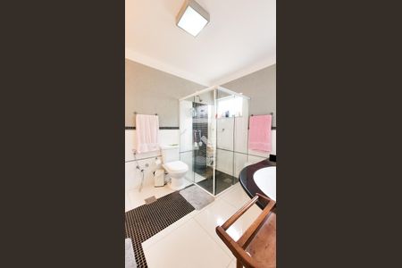 Casa de condomínio à venda com 492m², 4 quartos e 6 vagas Casa de condomínio à venda com 492m², 4 quartos e 6 vagasBanheiro da Suíte master