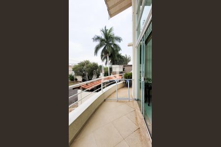 Casa de condomínio à venda com 492m², 4 quartos e 6 vagas Casa de condomínio à venda com 492m², 4 quartos e 6 vagasÁrea externa