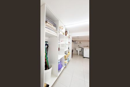 Casa de condomínio à venda com 492m², 4 quartos e 6 vagas Casa de condomínio à venda com 492m², 4 quartos e 6 vagasLavanderia