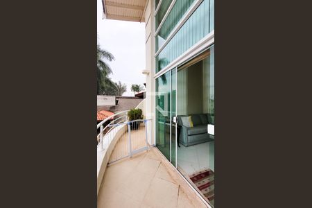 Casa de condomínio à venda com 492m², 4 quartos e 6 vagas Casa de condomínio à venda com 492m², 4 quartos e 6 vagasÁrea externa