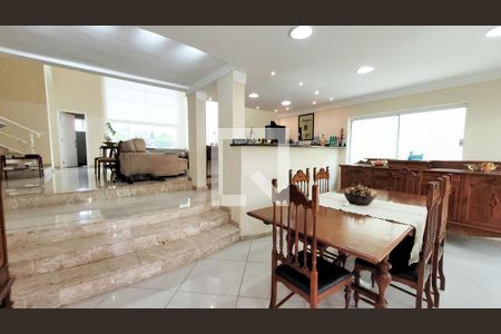 Casa de condomínio à venda com 492m², 4 quartos e 6 vagas Casa de condomínio à venda com 492m², 4 quartos e 6 vagasSala de Jantar