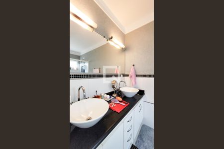 Casa de condomínio à venda com 492m², 4 quartos e 6 vagas Casa de condomínio à venda com 492m², 4 quartos e 6 vagasBanheiro da Suíte master