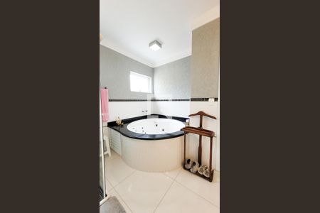 Casa de condomínio à venda com 492m², 4 quartos e 6 vagas Casa de condomínio à venda com 492m², 4 quartos e 6 vagasBanheiro da Suíte master