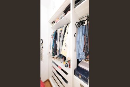 Casa de condomínio à venda com 492m², 4 quartos e 6 vagas Casa de condomínio à venda com 492m², 4 quartos e 6 vagasCloset da suíte master