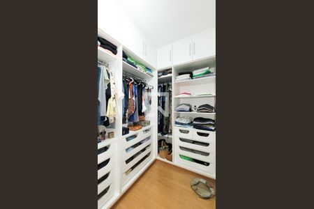 Casa de condomínio à venda com 492m², 4 quartos e 6 vagas Casa de condomínio à venda com 492m², 4 quartos e 6 vagasCloset da suíte master