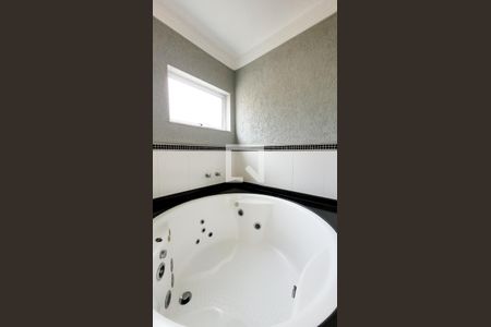 Casa de condomínio à venda com 492m², 4 quartos e 6 vagas Casa de condomínio à venda com 492m², 4 quartos e 6 vagasBanheiro da Suíte master