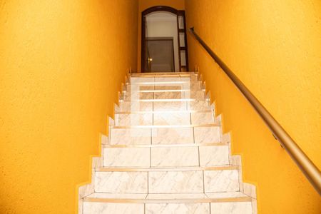 Casa à venda com 202m², 3 quartos e 3 vagas Casa à venda com 202m², 3 quartos e 3 vagasEscada de entrada