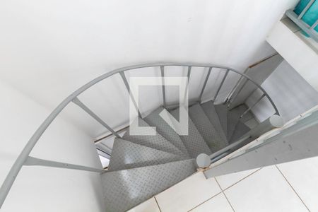 Apartamento à venda com 90m², 2 quartos e 1 vaga Apartamento à venda com 90m², 2 quartos e 1 vagaEscada