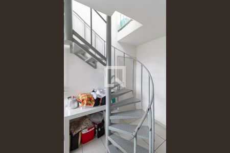 Apartamento à venda com 90m², 2 quartos e 1 vaga Apartamento à venda com 90m², 2 quartos e 1 vagaEscada