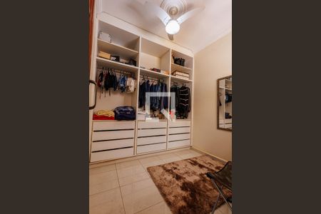 Casa de condomínio para alugar com 404m², 5 quartos e 2 vagas Casa de condomínio para alugar com 404m², 5 quartos e 2 vagasCloset