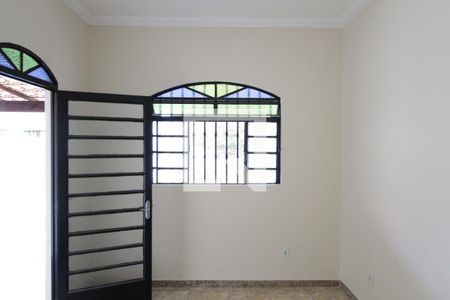 Sala de casa à venda com 3 quartos, 360m² em Letícia, Belo Horizonte