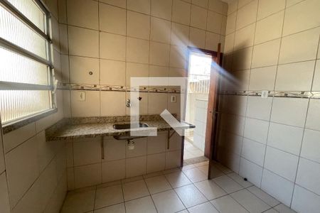 Cozinha de apartamento para alugar com 2 quartos, 68m² em Jardim Vinte E Cinco de Agosto, Duque de Caxias