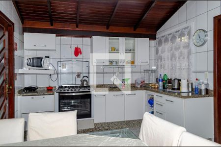 Casa para alugar com 320m², 4 quartos e 4 vagas Casa para alugar com 320m², 4 quartos e 4 vagasCozinha