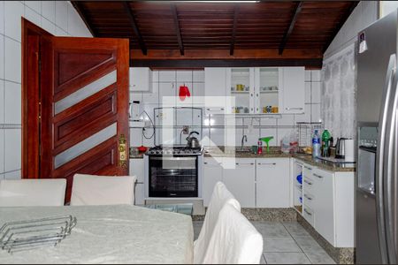 Casa para alugar com 320m², 4 quartos e 4 vagas Casa para alugar com 320m², 4 quartos e 4 vagasCozinha